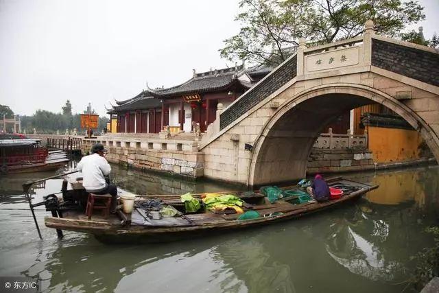 叫女生去旅游回了句嗯？游戏画面